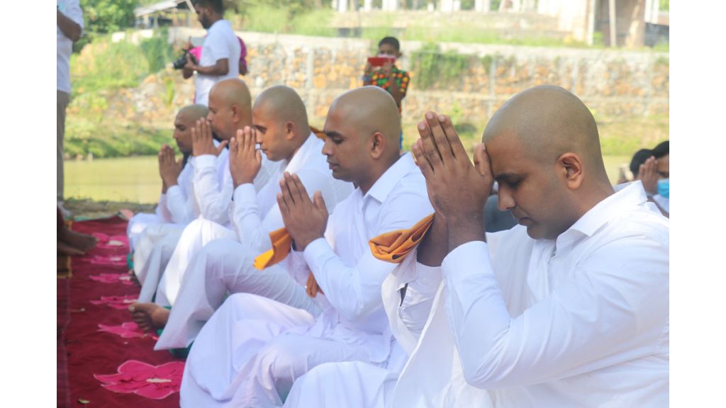 මෙත් බෝ සෙවනේදී තරුණයන් පස් දෙනෙකු එකදිනකදී පැවිදි බිමට