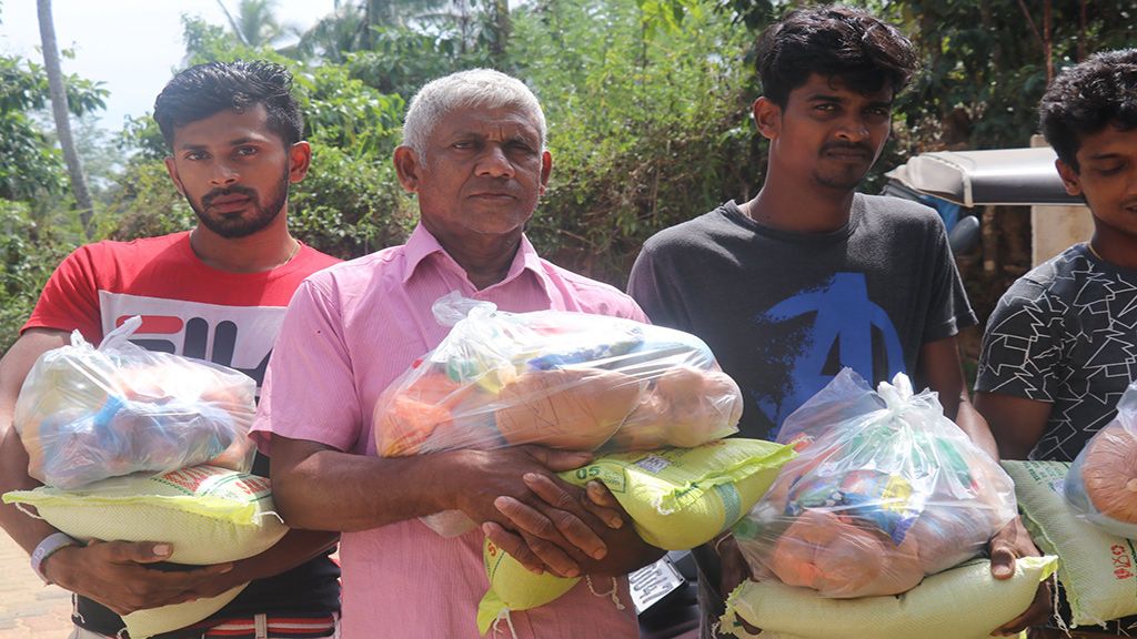 මෙත් බෝ සෙවනින්  කොරෝනා නිසා පීඩාවට පත් පවුල් 100 කට වියලි  වියලි ආහාර